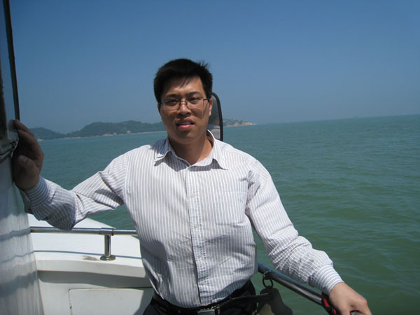 网 址 :www.gd-hzlaw.com. Q Q :63048078 律师简介: 张涛律师,男,郑州大学法律本科,现为广东华篆律师事务所合伙人律师。 张涛律师自2002年开始接触线路板,先后在崇达、明阳公司工作。对线路板的制作和行业规定有一定了解,同时对该行业也很热爱。投身于法律行业后,也积极把法律和线路板企业联系起来,更好的服务于线路板企业。张涛律师先后办理线路板行业上百宗各种民商纠纷案件,成功为委托人完成各项代理,保障了委托人各方面的合法权益,尤其是线路板公司货款的催收和应